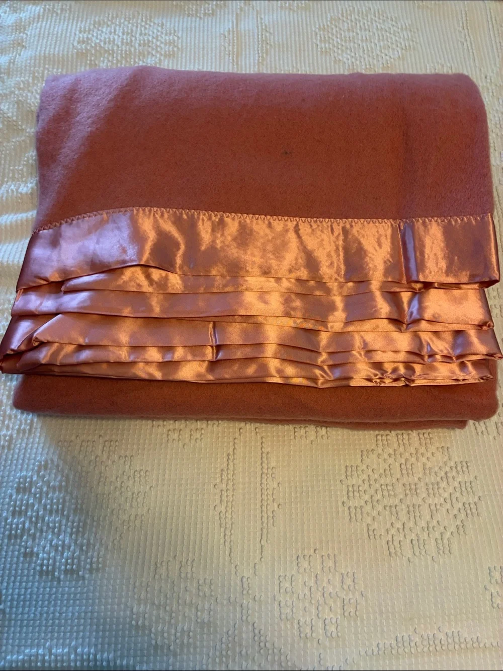 Satin-Edged Cozy wool Blanket in Rose Pink nwot